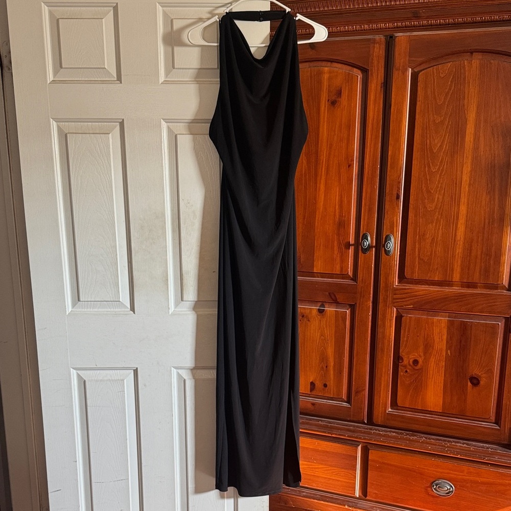 Pull&Bear Elegant Black Halter Maxi Dress - Classic Evening Wear